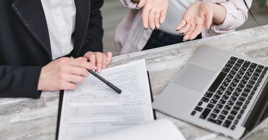 découvrez l'assurance décennale, une protection essentielle pour les professionnels du bâtiment. protégez-vous contre les vices cachés et les malfaçons pendant dix ans après la réception des travaux. informez-vous sur les avantages et les conditions de cette couverture incontournable.